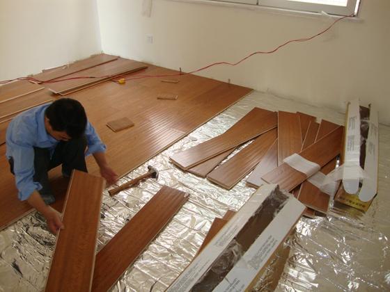 瓷磚上能鋪木地板嗎？這是我聽過最好的回答